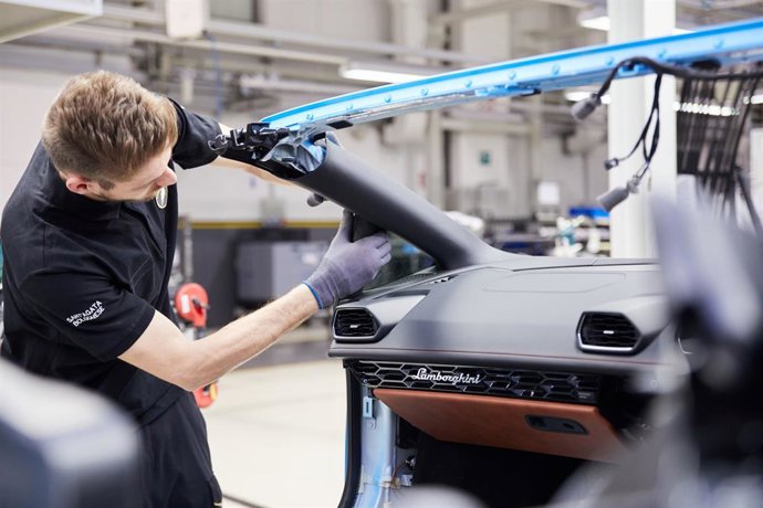 Archivo - Un trabajador en una fábrica de vehículos.