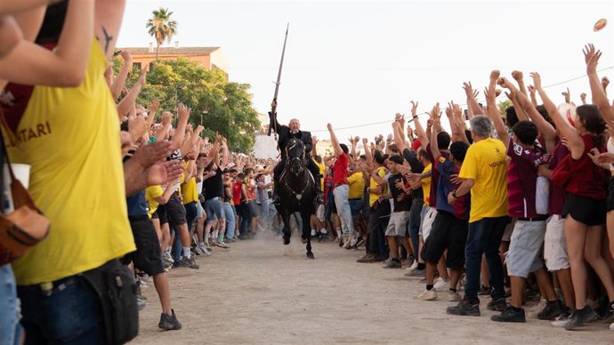 Decenas de personas participan en los Jocs des Pla en Ciutadella.