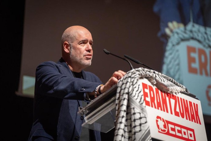 Archivo - El secretario general de CCOO, Unai Sordo, interviene durante el XIII Congreso Confederal de CCOO Euskadi, en el Palacio de Congresos Europa, a 16 de mayo de 2025, en Vitoria-Gasteiz, Álava
