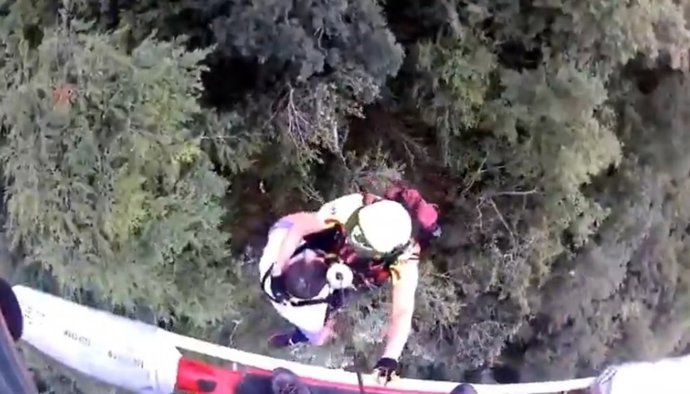 Rescatados en helicóptero dos senderistas en un monte de Lamasón, uno de ellos con lesión en la rodilla