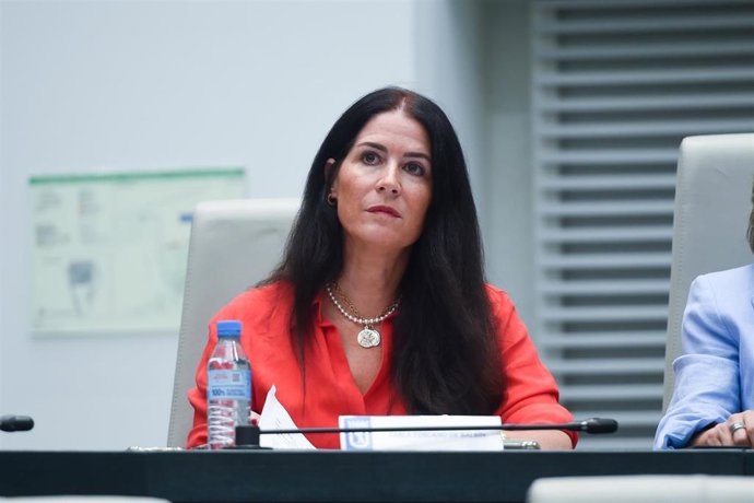 La concejala de VOX Carla Toscano, durante un pleno del Ayuntamiento de Madrid, en el Palacio de Cibeles, a 24 de junio de 2025, en Madrid (España). 