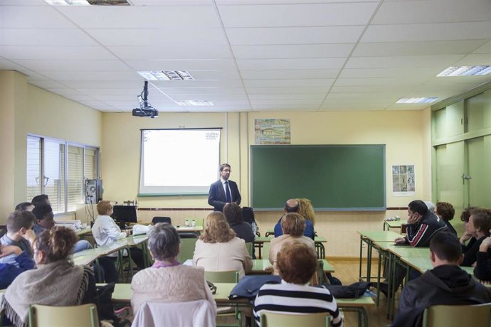 Archivo - Imagen de archivo de una clase a personas adultas