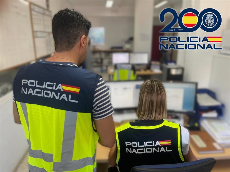 Agentes de la Policía Nacional en una oficina en Almería.