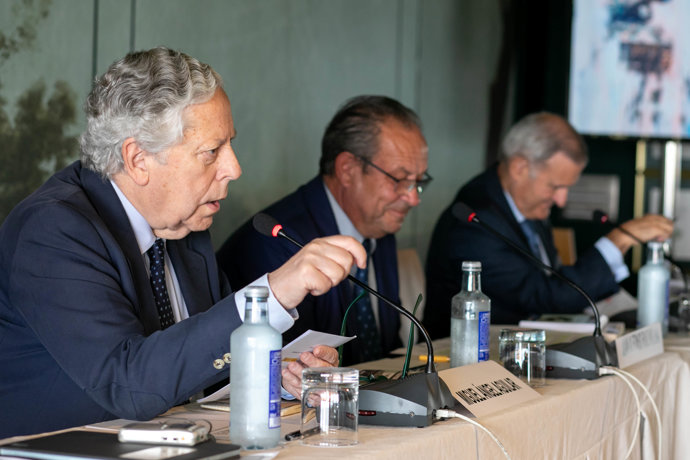 El consejero de Hacienda, Administraciones Públicas y Transformación Digital, Juan Alfonso Ruiz Molina, inaugura el XXXVII Seminario Internacional de Seguridad y Defensa, organizado por la Asociación de Periodistas Europeos.