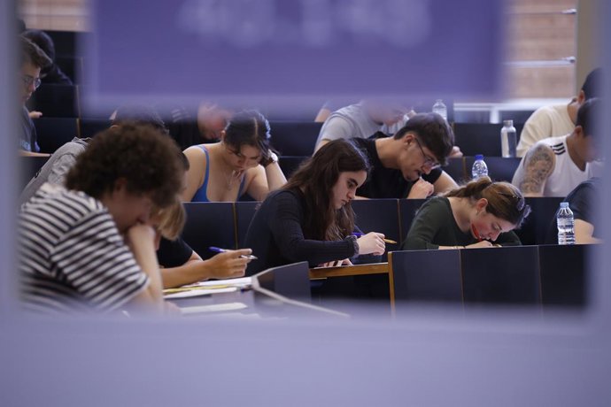Archivo - Estudiants en una aula durant les PAU