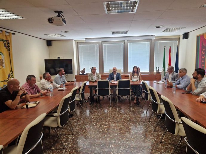 El secretario general de Formación Profesional, Florentino Santos, y el delegado territorial de Desarrollo Educativo y FP, Miguel Briones, en una reunión con alcaldes del Valle del Genal y Guadiaro
