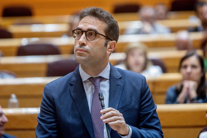 O Ministro da Economia, Comércio e Empresa, Carlos Cuerpo, fala durante uma sessão plenária no Senado, em 17 de junho de 2025, em Madri (Espanha).