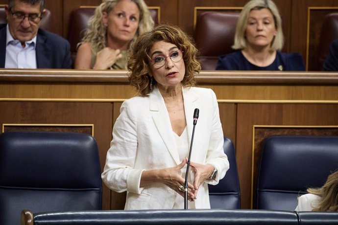 La vicepresidenta primera y ministra de Hacienda, María Jesús Montero, durante un pleno en el Congreso de los Diputados, a 25 de junio de 2025, en Madrid (España).  La sesión de control está marcada por la ofensiva del PP contra el Gobierno por el caso Ko