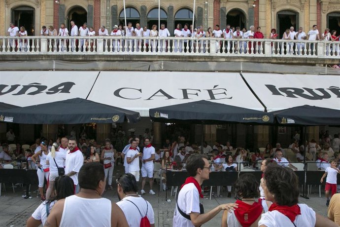 Archivo - Los bares podrán abrir hasta las 6 de la mañana en San Fermín y las discotecas y salas de fiestas hasta las siete y media