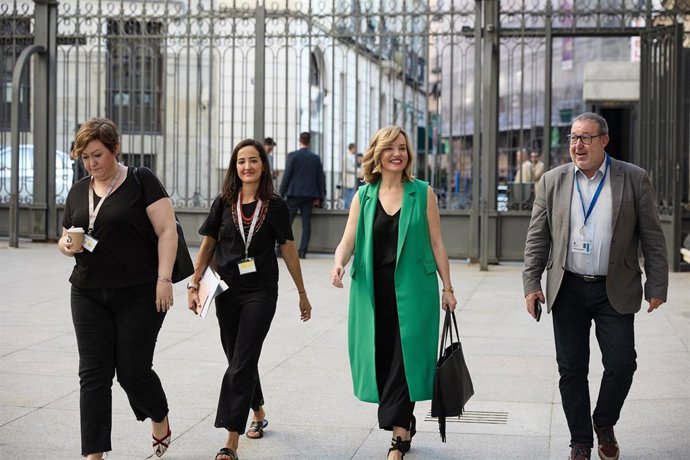 La ministra de Educación, Pilar Alegría a su llegada al pleno en el Congreso de los Diputados, a 25 de junio de 2025, en Madrid (España). 