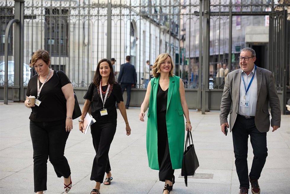 La ministra de Educación, Pilar Alegría a su llegada al pleno en el Congreso de los Diputados, a 25 de junio de 2025, en Madrid (España). 