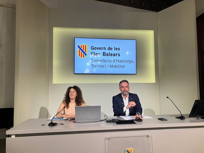 El conseller y la directora general de Movilidad, José Luis Mateo y Lorena del Valle.