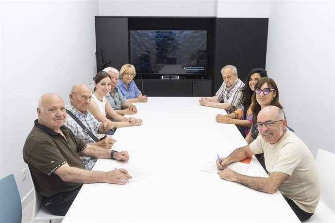 Imagen de la firma del convenio de la Oficina Verde de Milagrosa-Arrosadía, Azpilagaña y Santa Maria La Real con una comunidad de vecinos del barrio