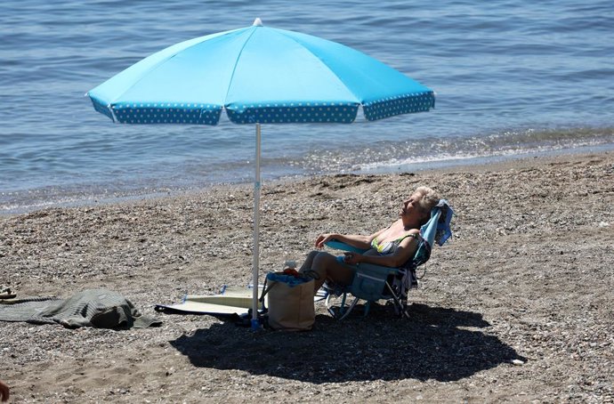 Archivo - Varias personas en la playa de La Malagueta por las altas temperaturas de estos días. A 25 de abril de 2023, en Málaga (Andalucía, España). El calor extremo que comenzó a notarse desde el martes y que llevará los termómetros a 39° a finales de a