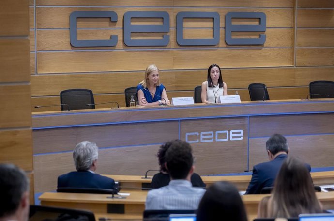 La Co-General Manager & Head of Reputation de Edelman España, Lucía Carballeda (D), y directora de comunicación, relaciones institucionales y sostenibilidad de CEOE, Carmen Alsina (I), participan en las jornadas 'La confianza en las empresas como motor de