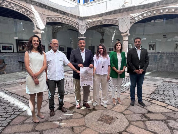 El presidente de la Diputación (C) en la presentación de la Fiesta Sierra de Ávila-Este.
