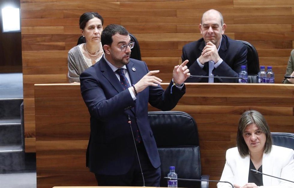 El presidente del Principado, Adrián Barbón en el Pleno de la Junta.