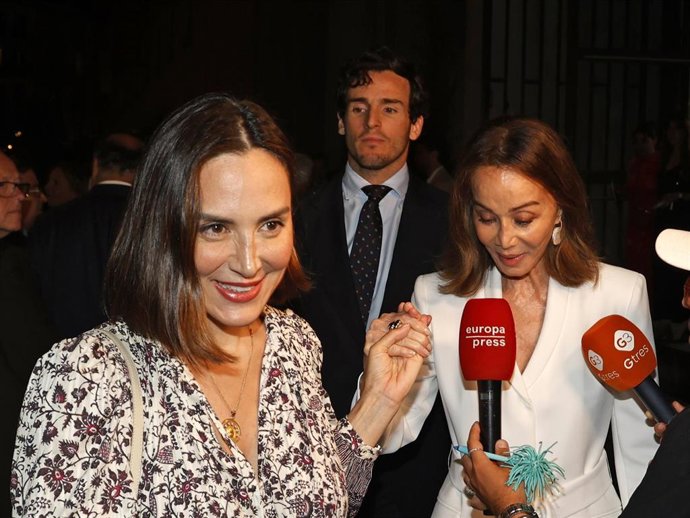 Iñigo Onieva, Tamara Falcó e Iñigo Onieva selen del Teatro Real este martes tras asistir al estreno de 'La Traviata'