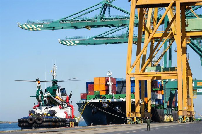 Archivo - Helicóptero de la Guardia Civil durante el ejercicio de seguridad realizado el día de hoy en el Puerto de Huelva, A 21 de mayo de 2025 en Huelva, Andalucía (España). 