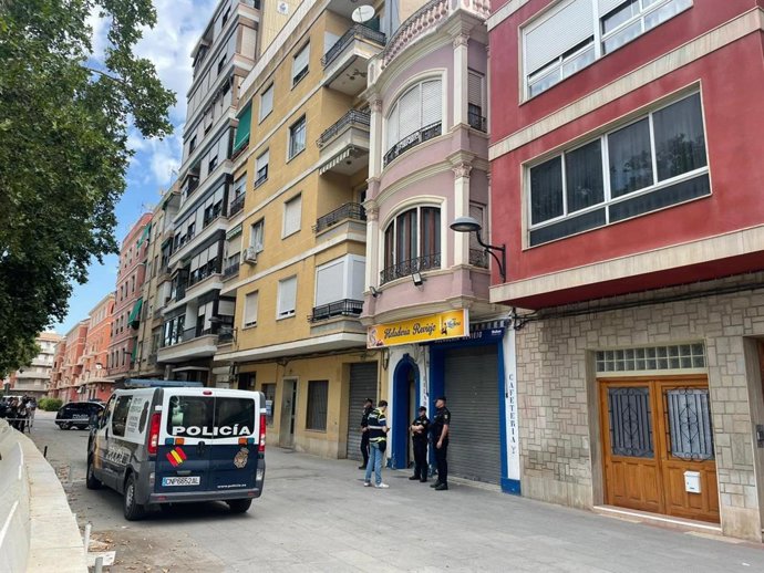 Imagen del edificio de Algemesí donde un hombre ha matado a su pareja y a su hijo de tres años