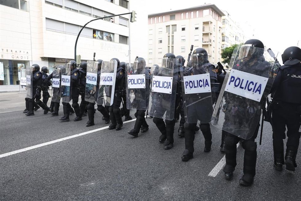 Antidisturbios de la Policía enfrentados a los manifestantes por la huelga del metal en Cádiz la semana pasada, durante los dos días de paro previos a la huelga indefinida. ARCHIVO.