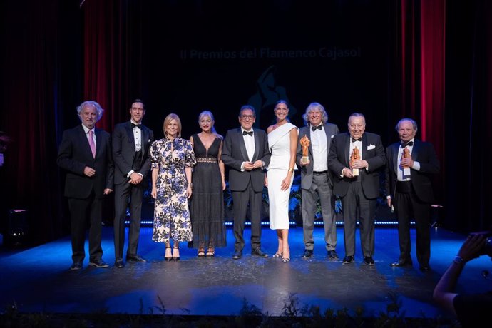 Foto de familia con Cepero, Mercé y Marín tras recibir los Premios del Flameco Cajasol, en una gala celebrada este 24 de junio.