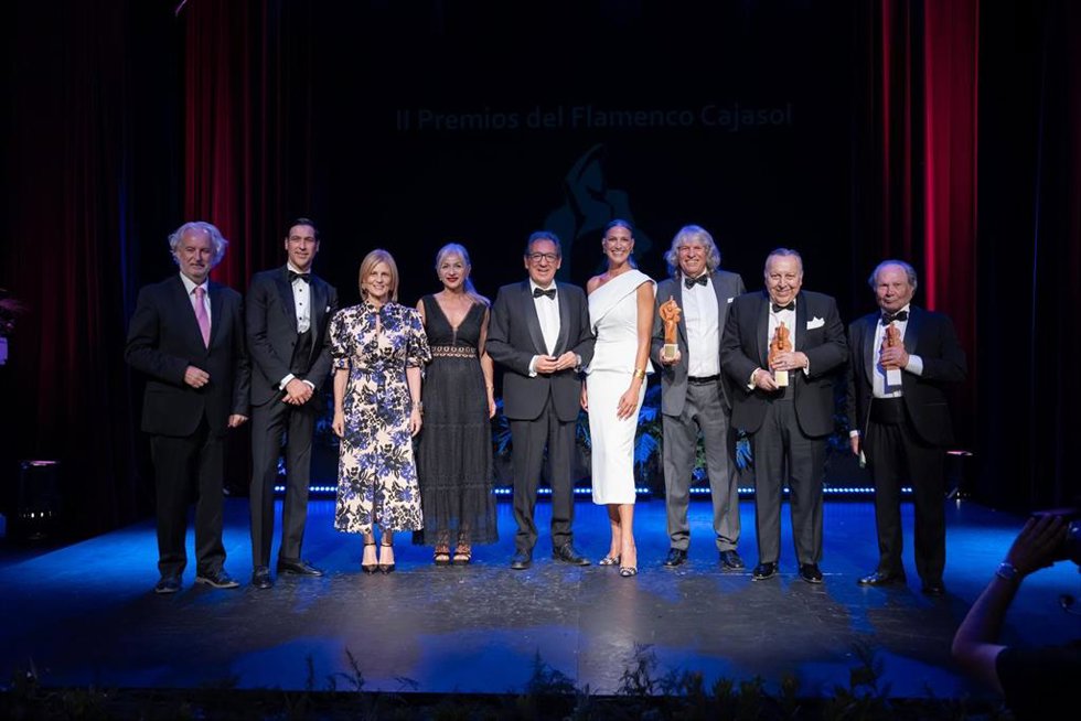 Foto de familia con Cepero, Mercé y Marín tras recibir los Premios del Flameco Cajasol, en una gala celebrada este 24 de junio.