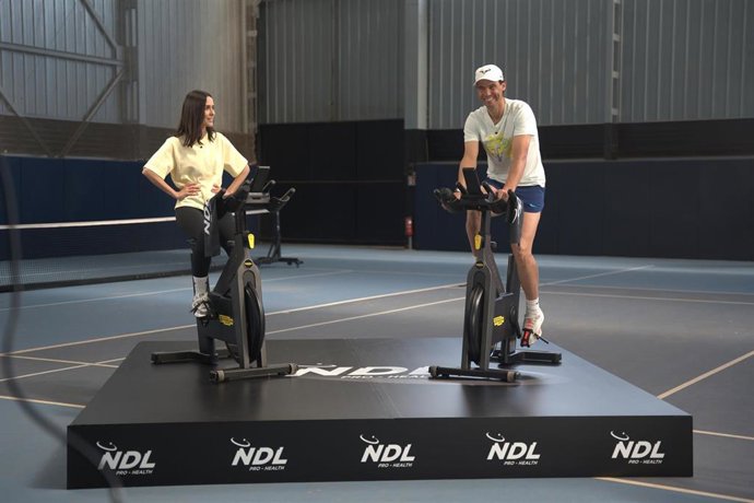 El extenista Rafa Nadal junto a la periodista Alba Lago en el primer programa del podcast Con mucho D.