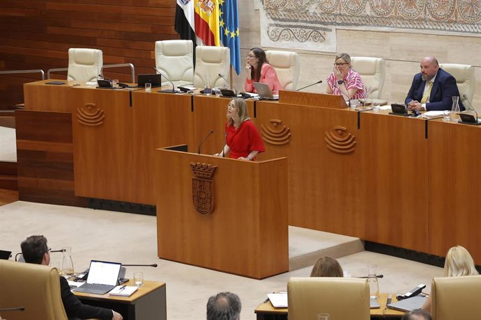Archivo - La presidenta de la Junta de Extremadura, María Guardiola, interviene durante la segunda sesión del debate sobre el estado de la región de Extremadura de 2024