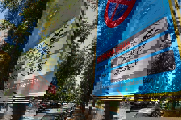 Imagen de un cartel sobre las restricciones en Sevilla Este por la cumbre