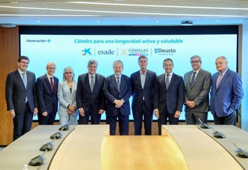 Los representantes de las diferente instituciones que han firmado el acuerdo.