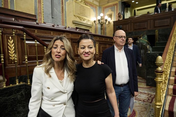 A segunda vice-presidente e ministra do Trabalho, Yolanda Díaz, e a ministra da Juventude e da Infância, Sira Rego, durante uma sessão plenária no Congresso dos Deputados, em 25 de junho de 2025, em Madri (Espanha).