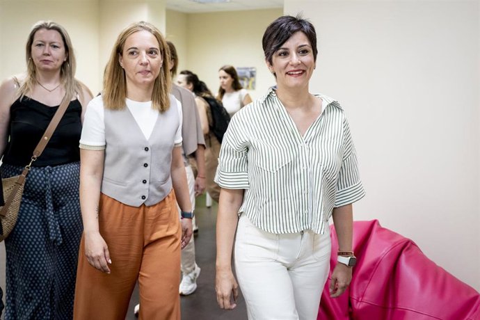 La alcaldesa de Getafe, Sara Hernández (i), y la ministra de Vivienda y Agenda Urbana, Isabel Rodríguez (d), durante su visita a una promoción de 51 viviendas públicas, en el Paseo de la Estación, a 25 de junio de 2025, en Getafe, Madrid (España). 