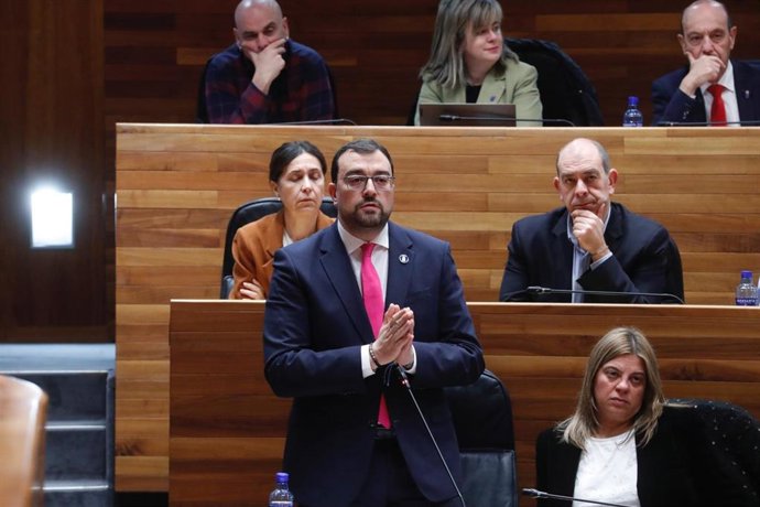 Archivo - El presidente del Principado, Adrián Barbón, interviene en el Pleno de la Junta General.