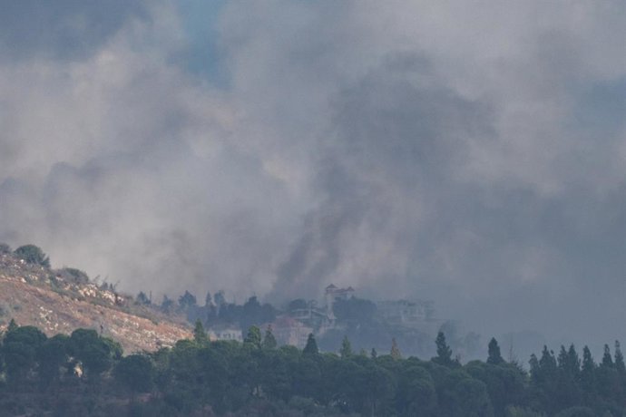 Archivo - Una coluumna de humo tras un ataque del Ejército de Israel contra el sur de Líbano