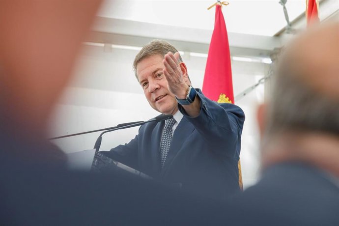 El presidente de Castilla-La Mancha, Emiliano García-Page, tras colocar la primera piedra de la nueva planta de la compañía FM Logistic, en el Polígono Industrial 'El Ruiseñor' de Guadalajara.