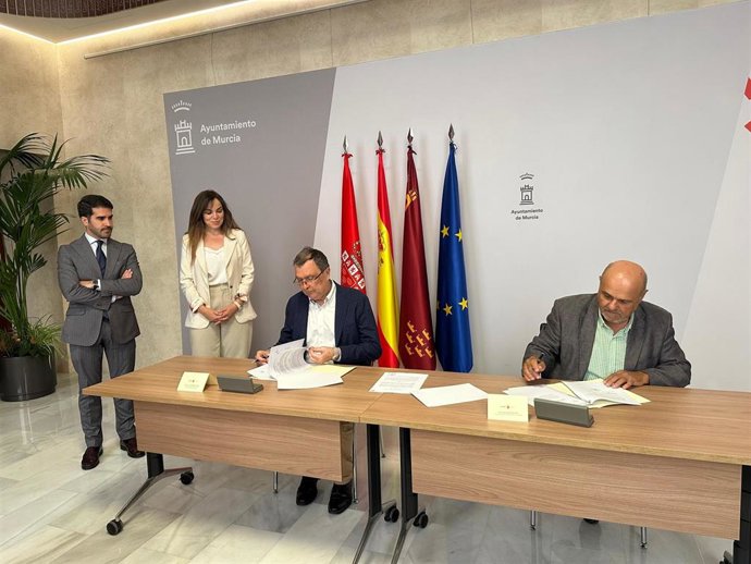 Firma de un acuerdo del alcalde de Murcia, José Ballesta, y el delegado especial de Economía y Hacienda, José Antonio Ayén