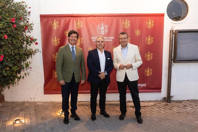 Miguel Rus, Alfonso Maceda y Javier Fernández, en la cena institucional organizada por el sector hostelero.