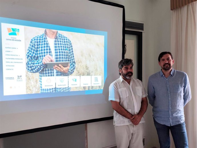 El gerente del CEDER Zafra-Río Bodión, José María Pérez Morillo, y su presidente, Carlos Delgado, presentan la nueva imagen y la web con todos los recursos de la comarca.