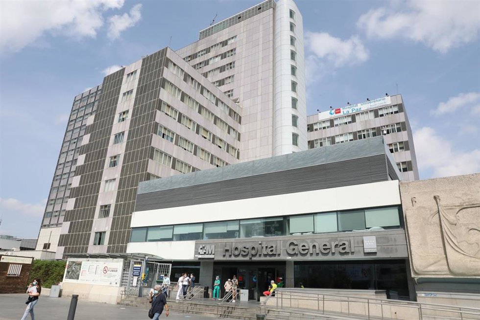 Archivo - Ambiente en las inmediaciones de la puerta del Hospital de La Paz, en Madrid (España), a 15 de septiembre de 2020. La Comunidad de Madrid comienza desde hoy la vacunación de los 150 participantes madrileños voluntarios en el ensayo clínico en