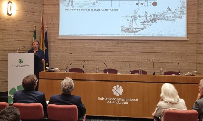 La directora de la Cátedra de Turismo Inteligente y del Instituto Andaluz de Investigación e Innovación en Turismo (Aitur), Concepción Foronda, durante su ponencia en el curso de verano de la UNIA en Málaga 'Puertos conectados con sus ciudades'