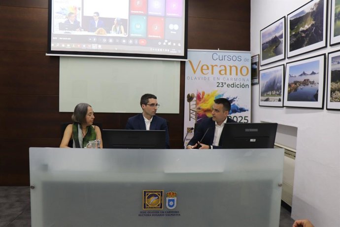 La presidenta de Facua-Consumidores en Acción, Olga Ruiz, y con el director general de Consumo del Ministerio de Derechos Sociales, Consumo y Agenda 2030, Daniel Arribas, durante la conferencia.