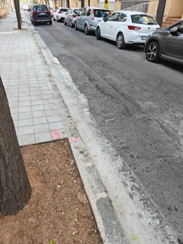 Cort renueva esta semana el asfalto de la calle Gessamí, en el barrio del Rafal Vell.