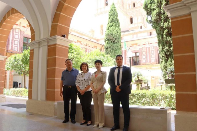 María Dolores García, presidenta de la Universidad Católica de Murcia, y Lijuan Pang, presidenta del Colegio Yinghe, firman un acuerdo