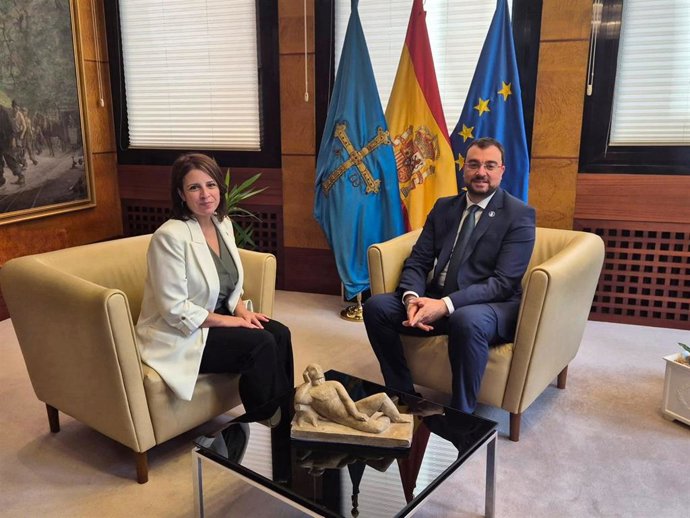 Archivo - La delegada del Gobierno en Asturias, Adriana Lastra, y el presidente del Principado de Asturias, Adrián Barbón