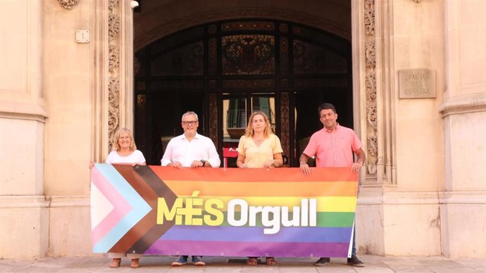 Consellers de MÉS per Mallorca con la bandera del Orgullo a la entrada de la sede del Consell