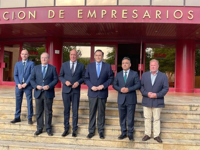 El consejero de Universidad, José Carlos Gómez Villamanos, tercero por la derecha, en la presentación del proyecto 'Oceanaria'.