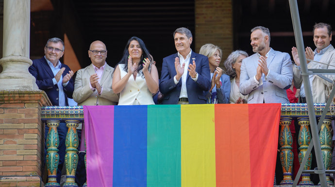 El delegado del Gobierno en Andalucía, Pedro Fernández, en la lectura del manifiesto aprobado en Consejo de Ministros con motivo de la celebración del Día del Orgullo LGTBI+.