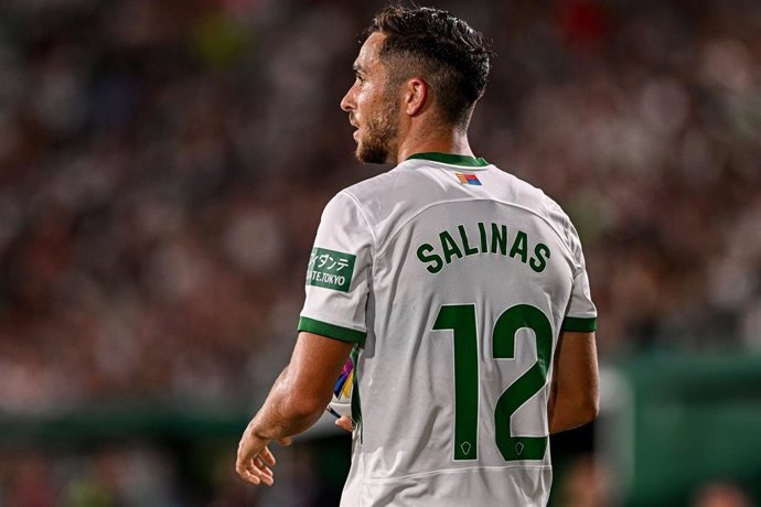 El jugador José Salinas en un partido con el Elche CF