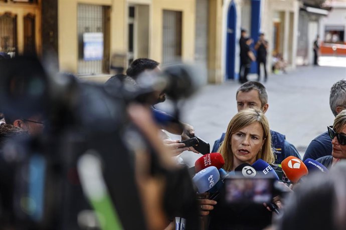La delegada del Gobierno, Pilar Bernabé, atiende a los medios en la localidad de Algemesí donde un hombre ha matado a su pareja y a su hija de tres años